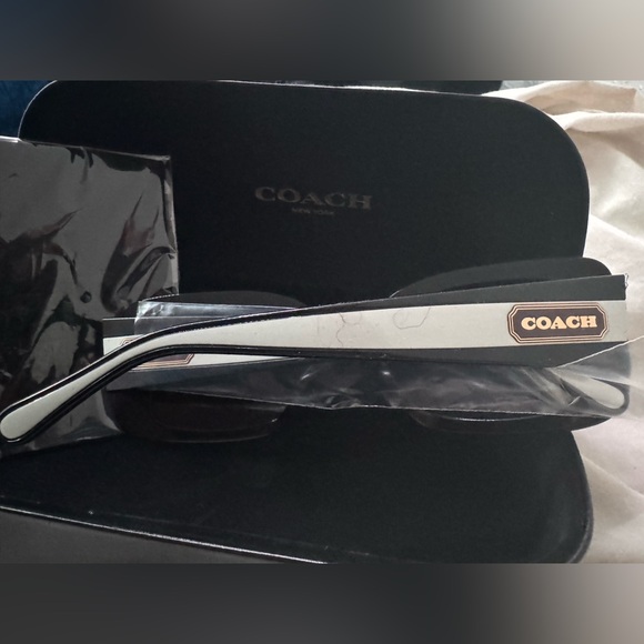 Coach sunglassessses NWT! Case , papers and cleaning clothes included - Picture 5 of 13